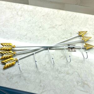 NWT White & Gold Metal Arrow 5 Hook Hanger